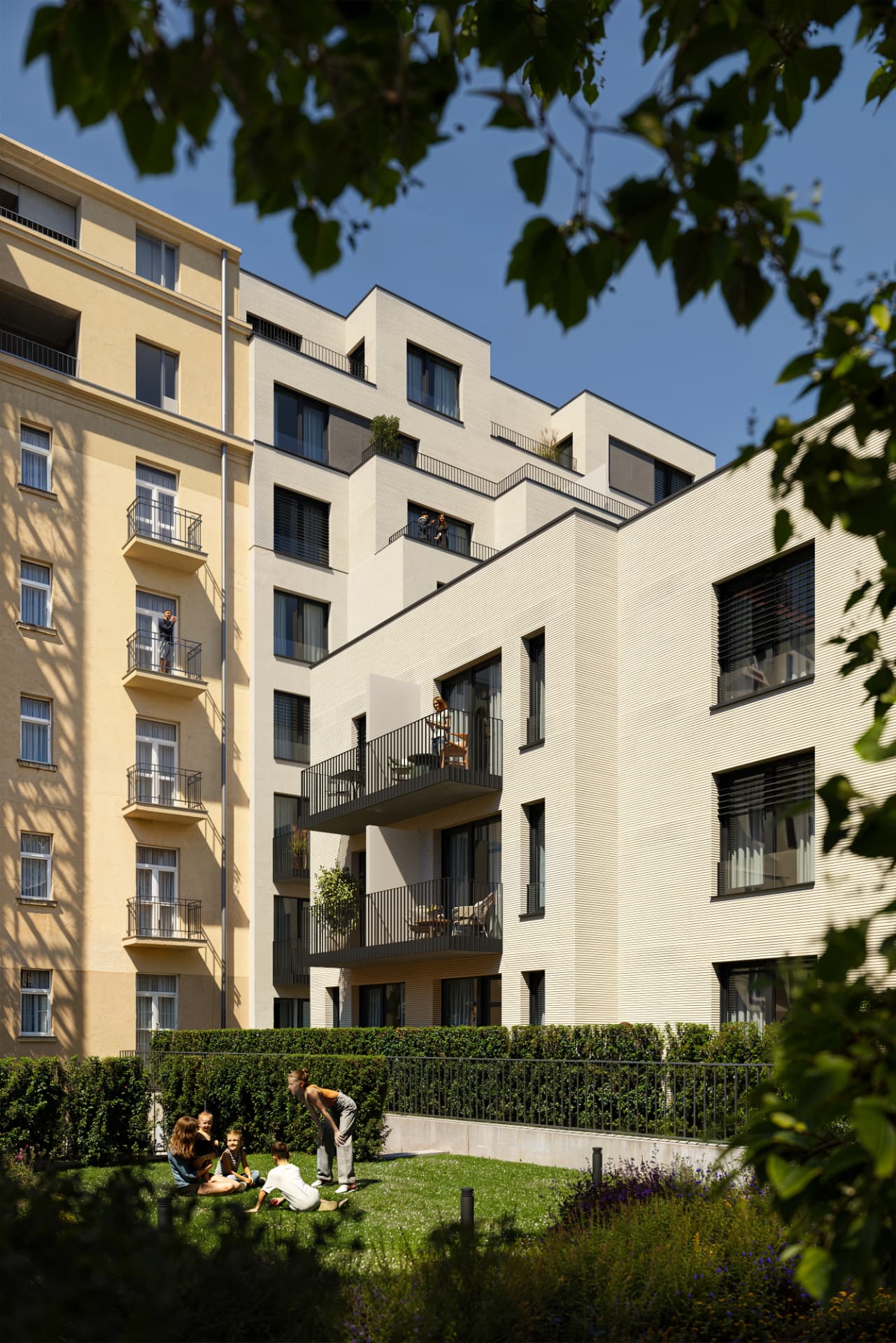 Vnitroblok rezidence Světová 18 se zelení a balkony